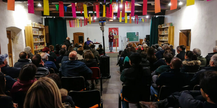 L'esibizione di Maria Oppo, vincitrice del Poetry Slam Sardegna a Sedilo. 📷 Giovanni Salis