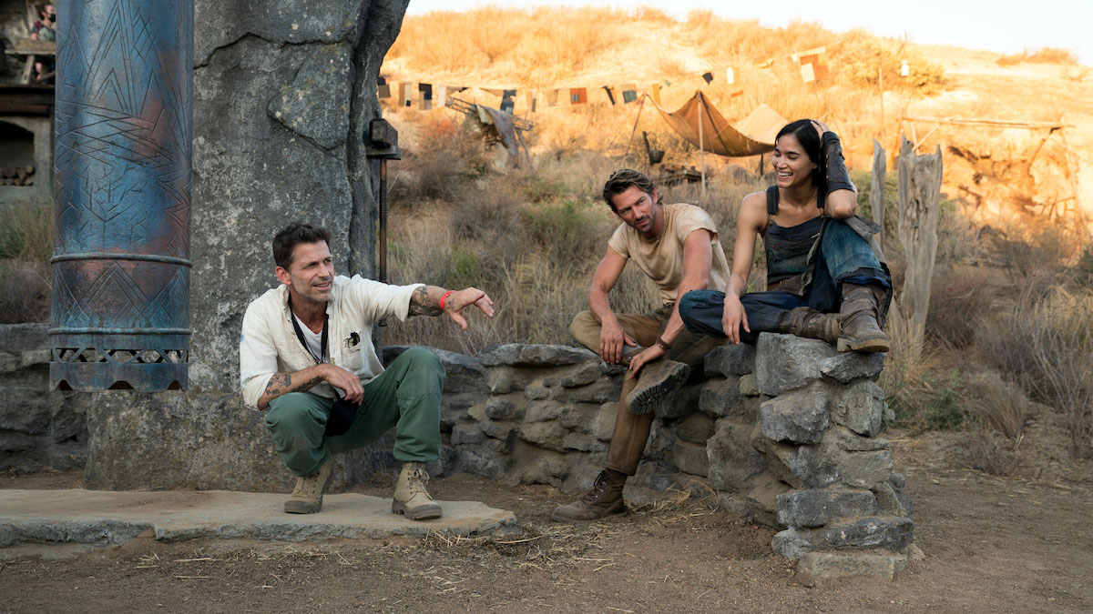 Zack Snyder sul set di “Rebel Moon” con Michiel Huisman (Gunnar) e Sofia Boutella (Kora). ? Clay Enos | Netflix