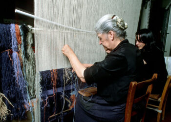 La signora Speranza Ladu lavora alla tessitura del tappeto, Sarule. ? Sardegna Digital Library