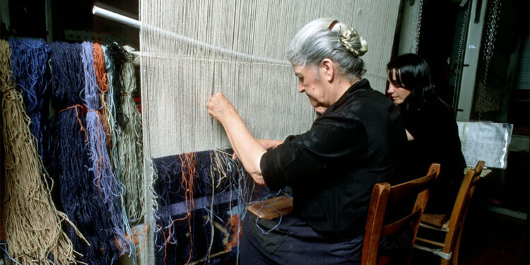 La signora Speranza Ladu lavora alla tessitura del tappeto, Sarule. ? Sardegna Digital Library