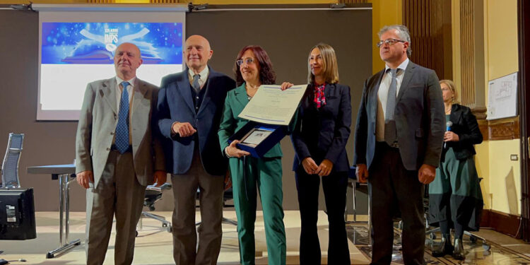 Simona Piras ritira il premio dalla Giuria presenza dei dirigenti INPS