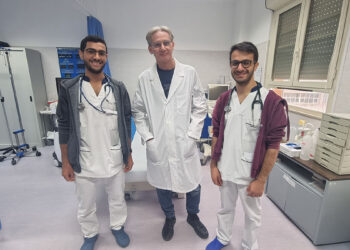 Il dottor Francesco Dettori, direttore della Struttura Complessa di Cardiologia dell’ospedale San Martino di Oristano, con uno dei nuovi cardiologi e uno degli specializzandi