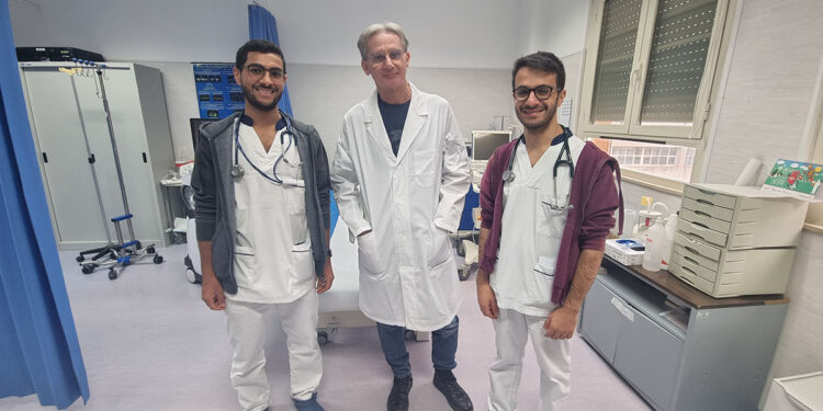Il dottor Francesco Dettori, direttore della Struttura Complessa di Cardiologia dell’ospedale San Martino di Oristano, con uno dei nuovi cardiologi e uno degli specializzandi