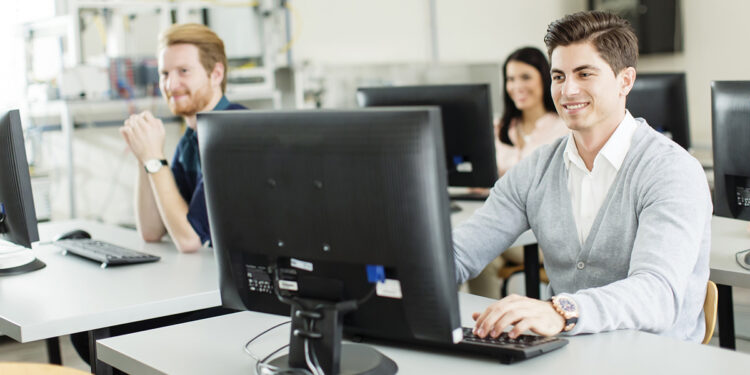 Studenti computer. ? Depositphotos