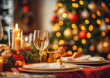 Tavola apparecchiata Natale. ? Depositphotos