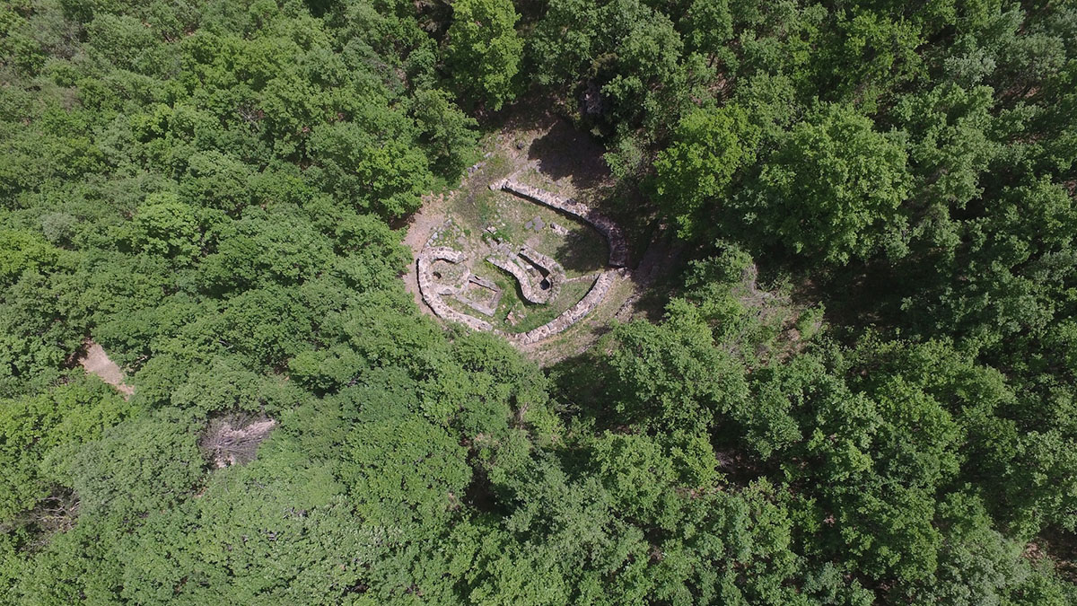 Veduta aerea delle fonti sacre del sito di Gremanu, Fonni
