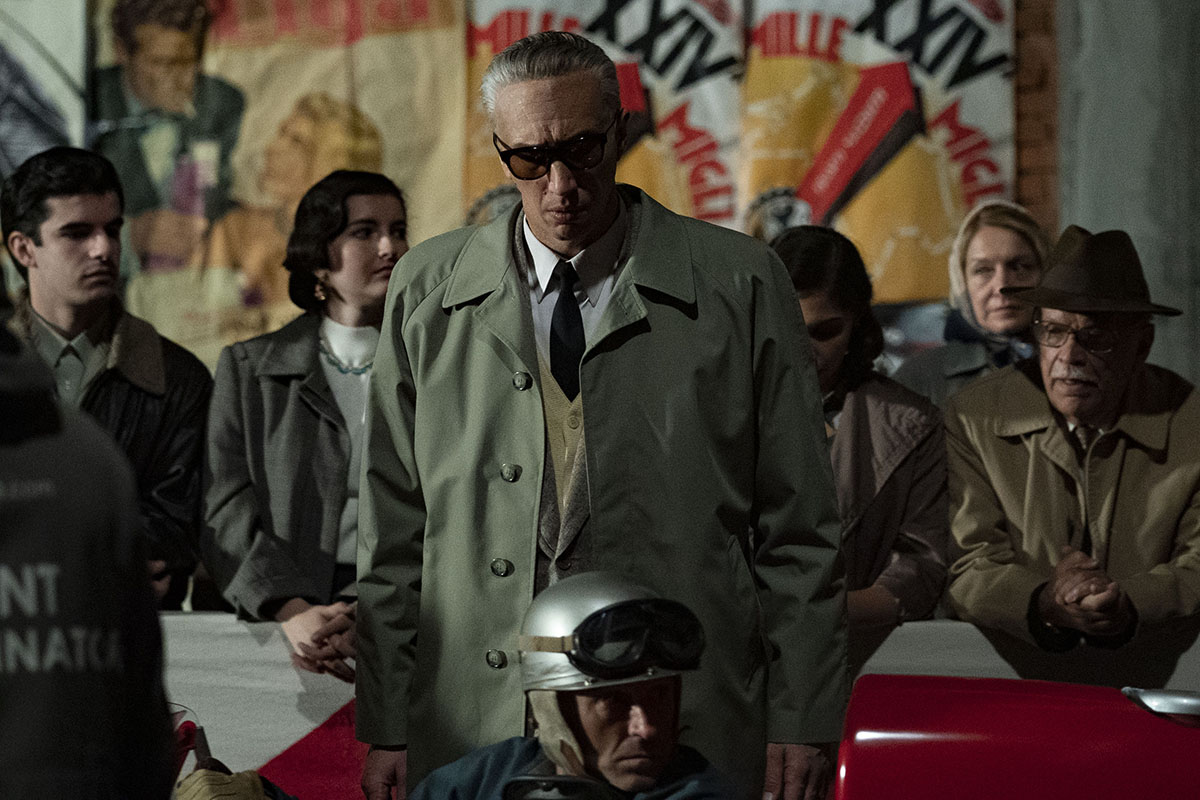 Adam Driver è Enzo Ferrari in “Ferrari” di Michael Mann