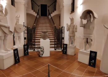 I Giganti di Carmine Piras all'ingresso di Palazzo Arcais a Oristano