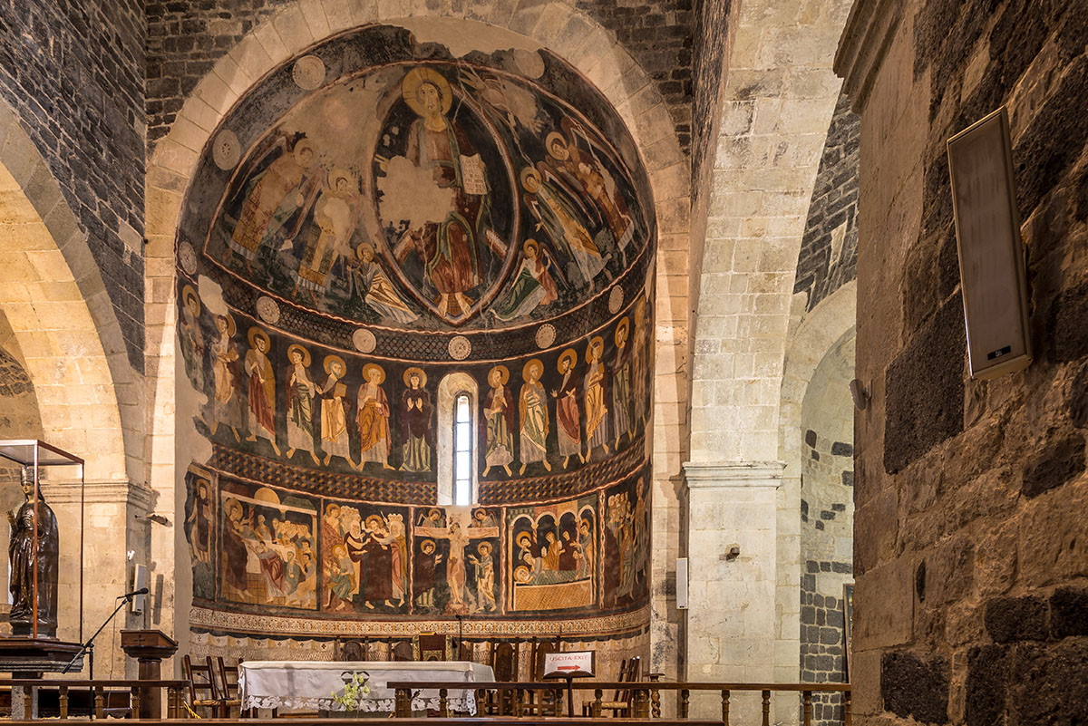 L'interno della Basilica della Santissima Trinità di Saccargia a Codrongianos. 📸 Depositphotos