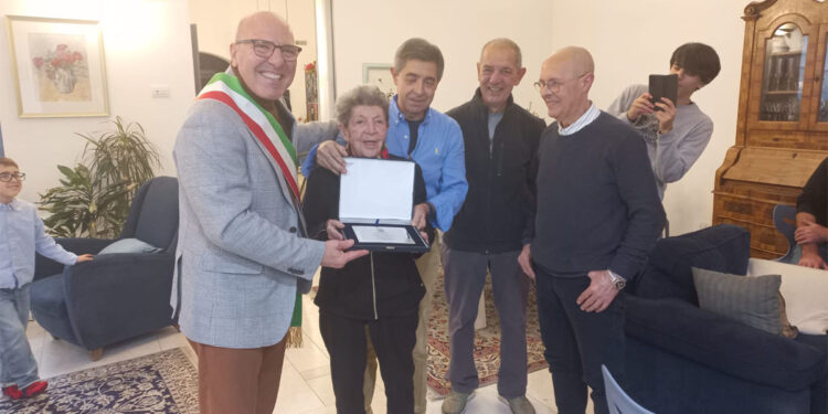 Giannetta Marongiu insieme ai figli Augusto, Carlo e Pierfranco e all'assessore Ivano Cuccu