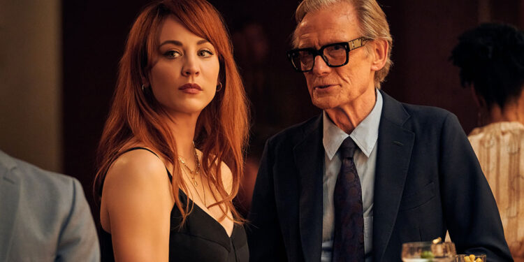 Kaley Cuoco e Bill Nighy in “Gioco di ruolo”