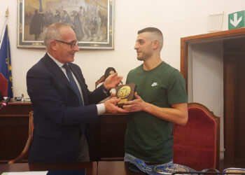 Il Sindaco di Sassari consegna la targa a Cristian Zara