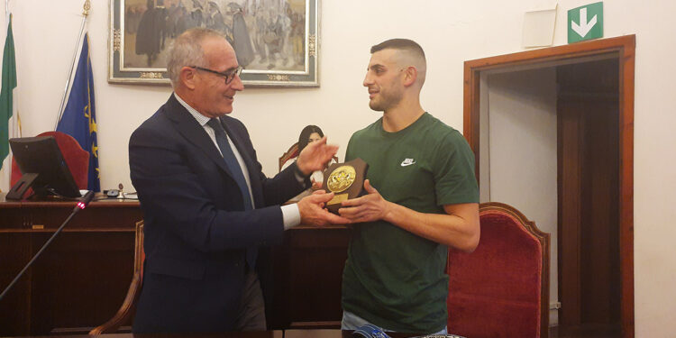 Il Sindaco di Sassari consegna la targa a Cristian Zara