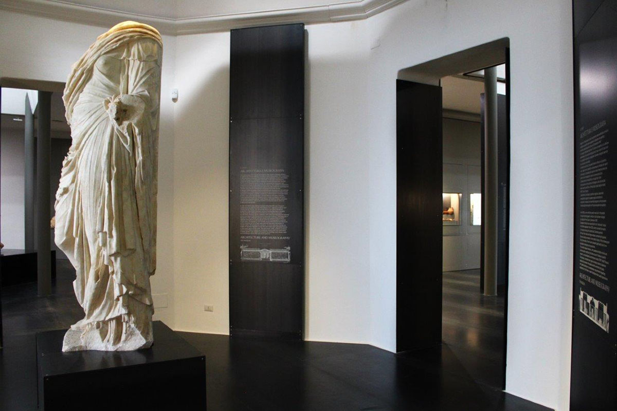 Ingresso Museo Archeologico ed Etnografico “Giovanni Antonio Sanna” di Sassari: Statua di figura femminile proveniente da Porto Torres