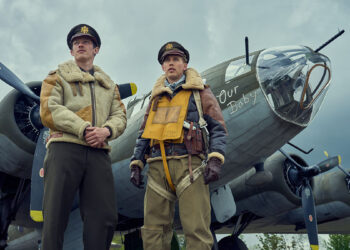 Callum Turner e Austin Butler in “Masters of the Air”. 📷 Apple TV+