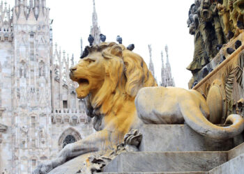 Monumento imbrattato in Piazza Duomo a Milano