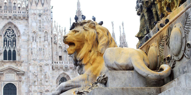 Monumento imbrattato in Piazza Duomo a Milano