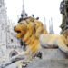 Monumento imbrattato in Piazza Duomo a Milano