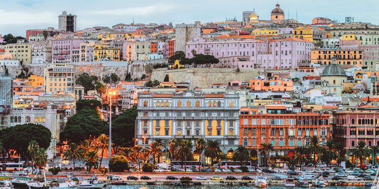 Veduta sul porto di Cagliari. 📷 Depositphotos