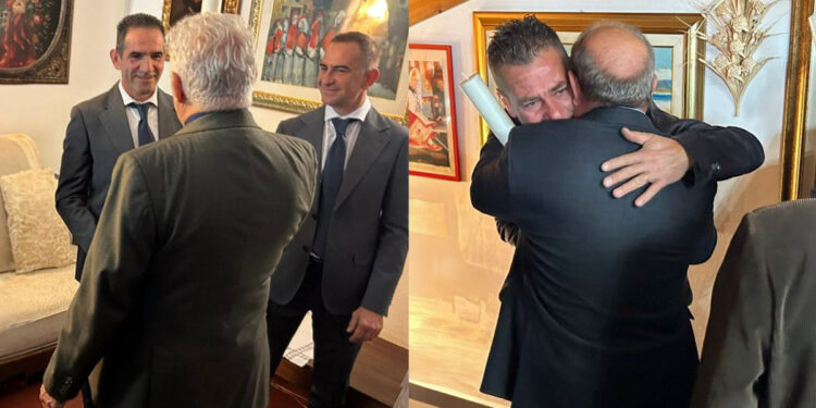 Il momento della consegna dei ceri a Fabrizio Manca e Giovanni Utzeri