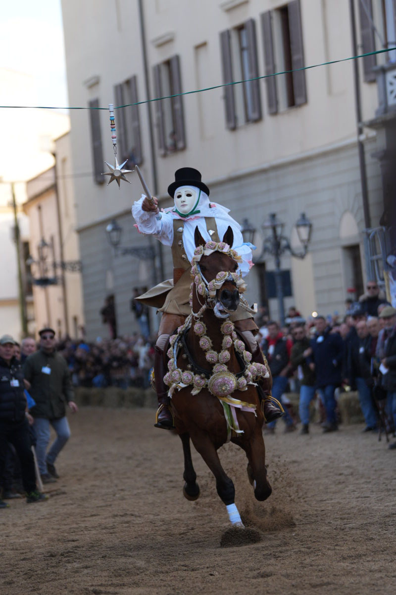 Il tentativo di Su Componidori Fabrizio Manca con su stoccu alla Sartiglia 2024