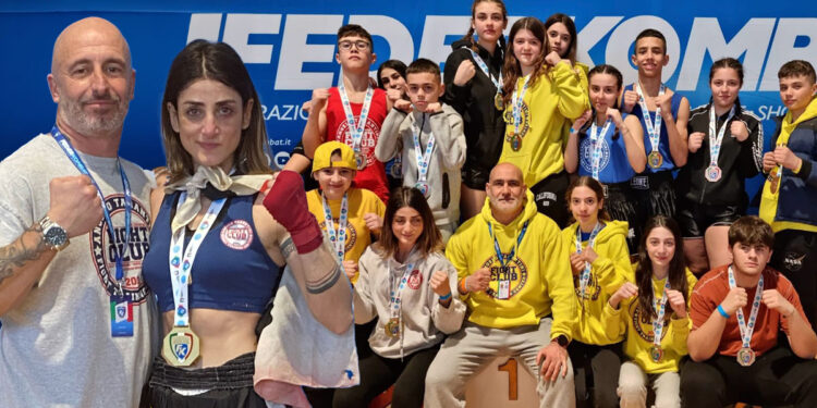 Jessica Meloni con Angelo Tarantini e i giovani del Team Tarantini con Vincenzo Casu