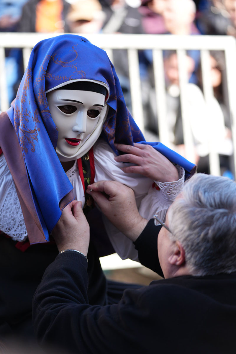 L'Arcivescovo Carboni premia Elisabetta Sechi alla Sartiglia 2024