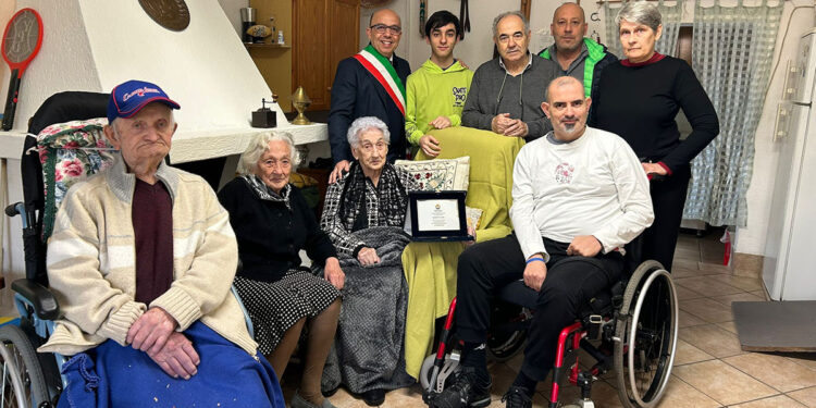 La centenaria Marietta Gori con i parenti più stretti e il Sindaco di Oristano