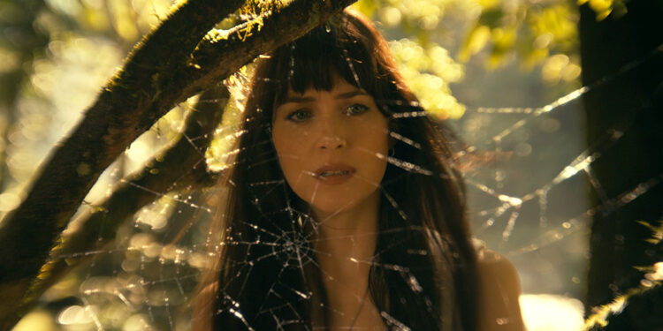 Dakota Johnson nei panni di Cassandra Webb nel film “Madame Web”