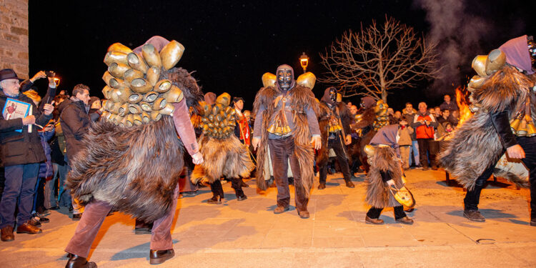 Mamuthones. ? Depositphotos