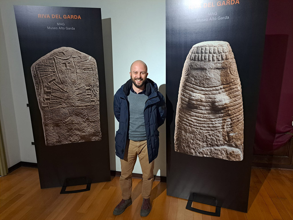 Mostra "Pietre parlanti nella preistoria", allestimento al Menhir Museum: Matteo Rapanà direttore del Museo Alto Garda di Riva del Garda