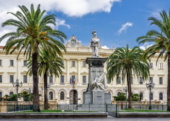 Piazza d'Italia a Sassari. 📷 Depositphotos