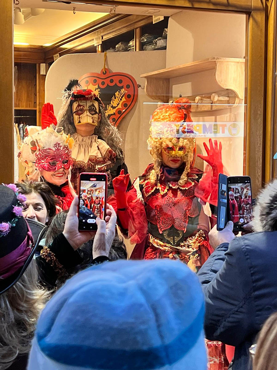 Sassari, Carnevale 2024, vetrine animate al Corso
