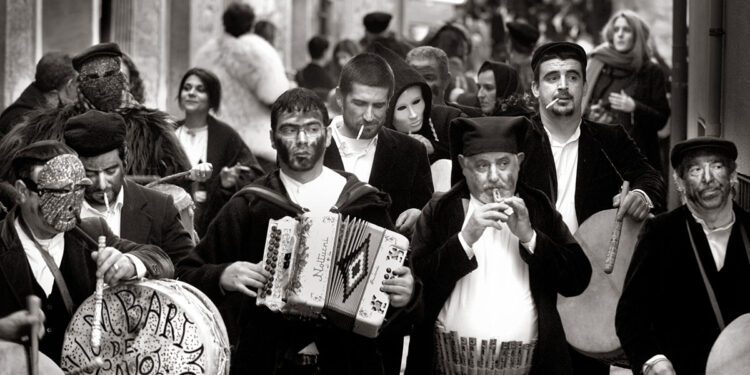 La processione di Sos Tumbarinos de Gavoi per “Jovia Lardajola”. ? Ziga Koritnik