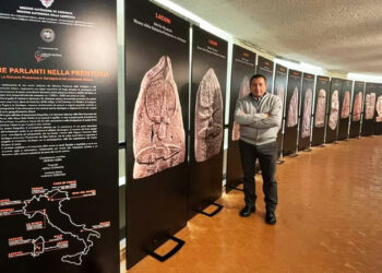 TourismA, l'allestimento della mostra Pietre parlanti nella Preistoria, il direttore artistico Nicola Castangia. 📷 Daniela Deidda