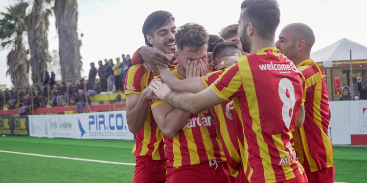 Esultanza per Masala autore gol dell'Alghero Calcio
