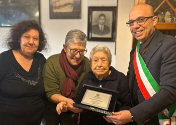 La centenaria Maria Giovanna Sanna con le figlie Fidalma e Pina e il sindaco di Oristano