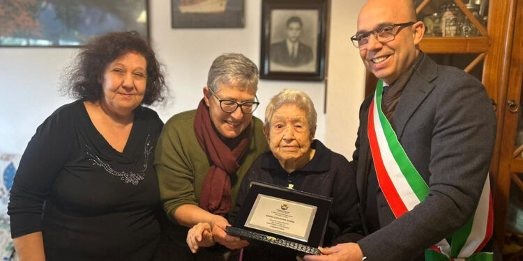 La centenaria Maria Giovanna Sanna con le figlie Fidalma e Pina e il sindaco di Oristano
