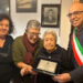 La centenaria Maria Giovanna Sanna con le figlie Fidalma e Pina e il sindaco di Oristano