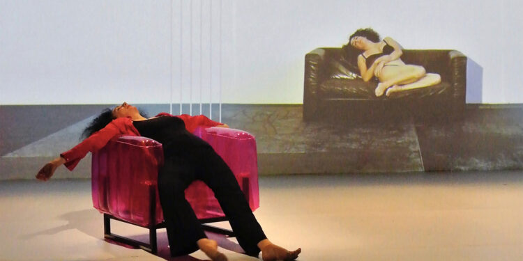 "Behind The Light" di e con Cristiana Morganti. ? Antonella Carrara