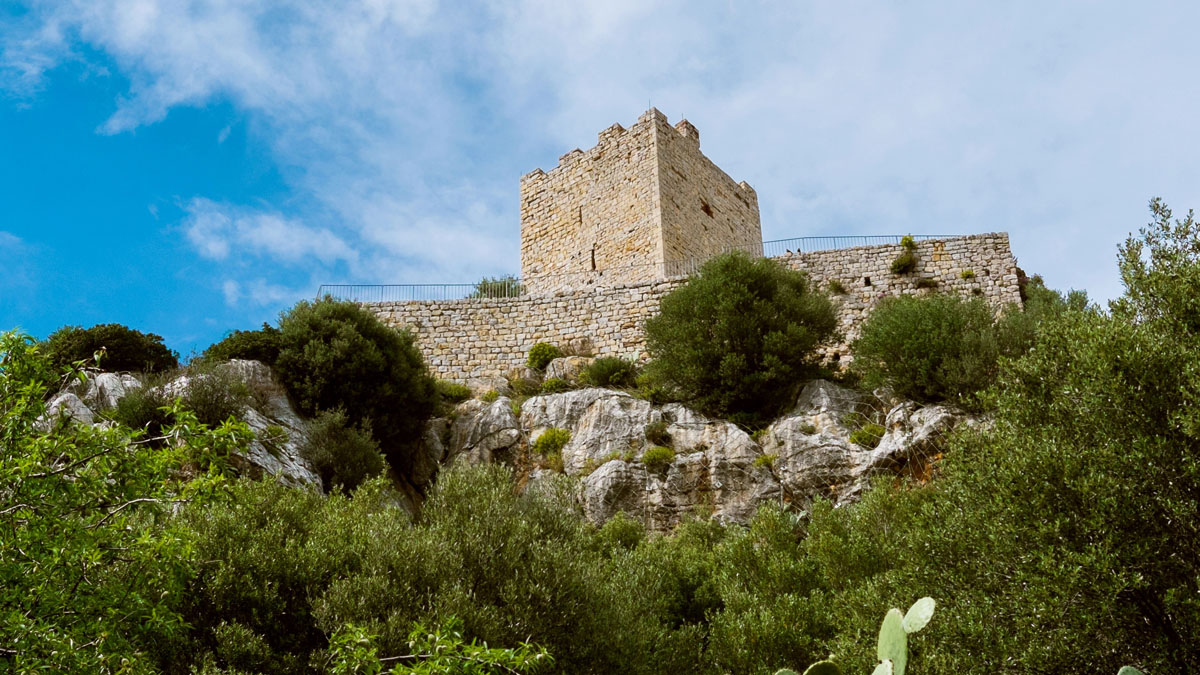 Castello della Fava a Posada. ? Depositphotos