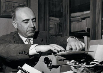 Giuseppe Dessì nello studio di Roma