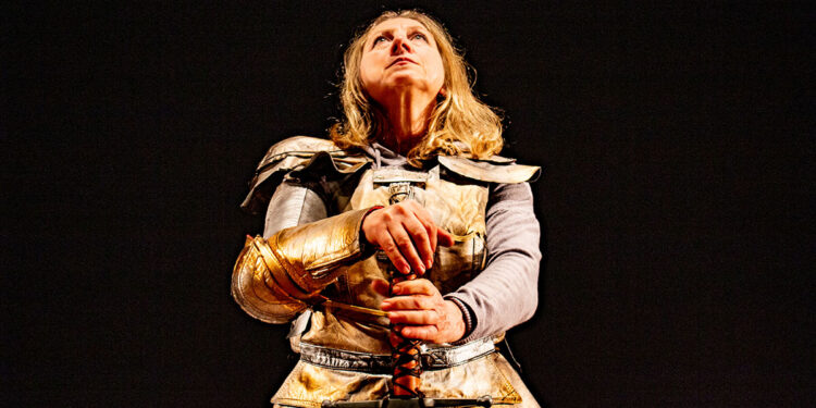 Luisella Conti interpreta "Giovanna d'Arco" de La Botte e il Cilindro