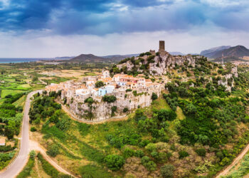 Veduta di Posada. 📷 Depositphotos