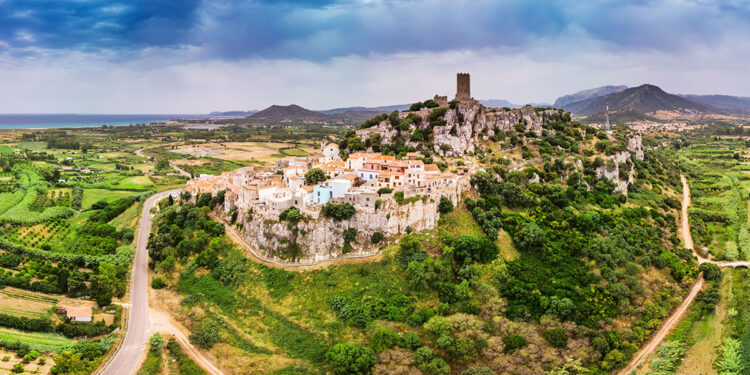 Veduta di Posada. 📷 Depositphotos