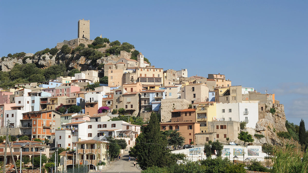 Veduta di Posada. 📷 Depositphotos