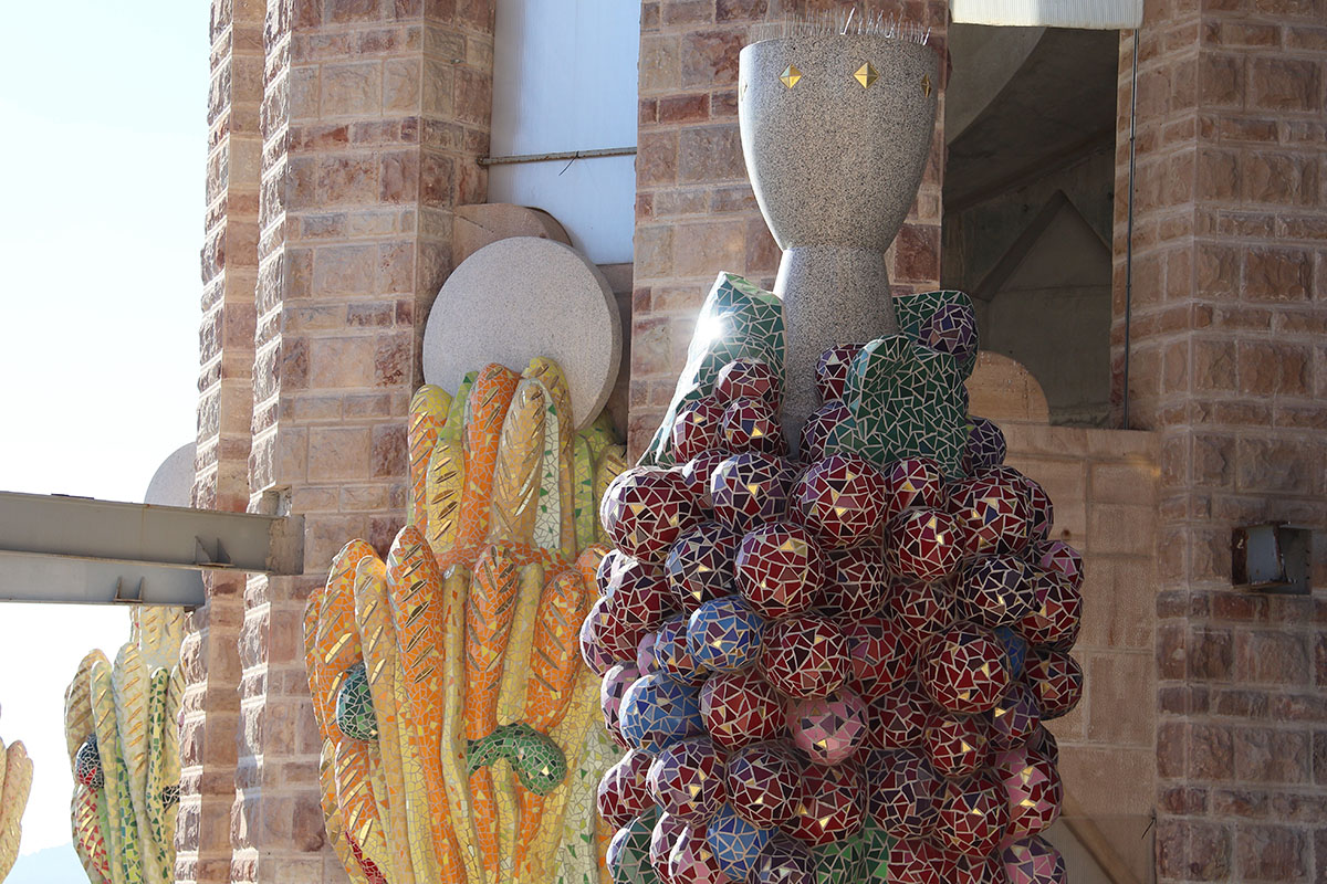 Dettaglio di una scultura sulla Facciata della Passione della Sagrada Familia. ? Depositphotos