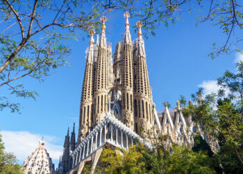 La Sagrada Familia a Barcellona. ? Depositphotos