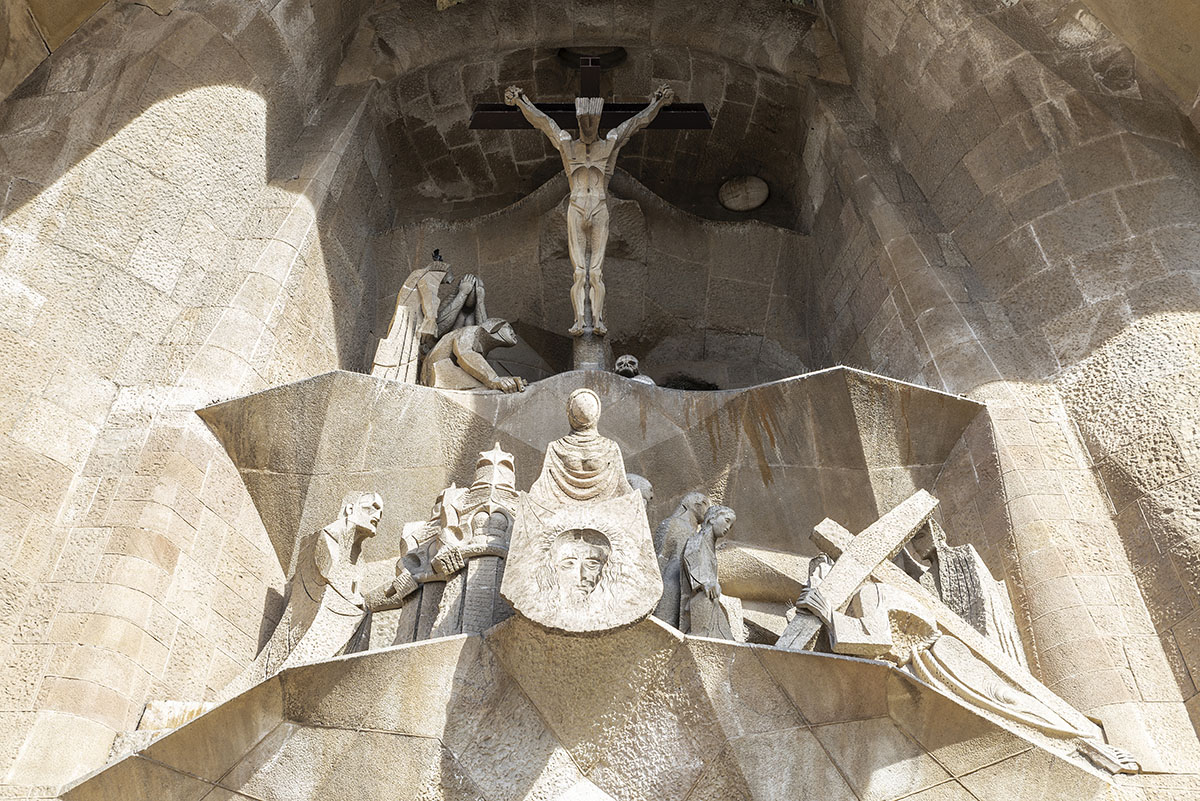 Facciata della Passione della Sagrada Familia. ? Depositphotos