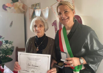 La centenaria cagliaritana Rosa Gramignano con Viviana Lantini, Assessora alle Politiche Sociali del Comune di Cagliari